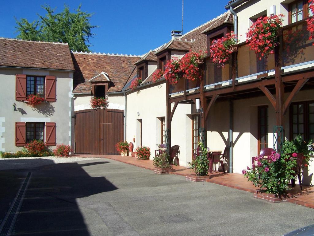 מלון Montigny-la-Resle Logis Le Soleil D'Or מראה חיצוני תמונה